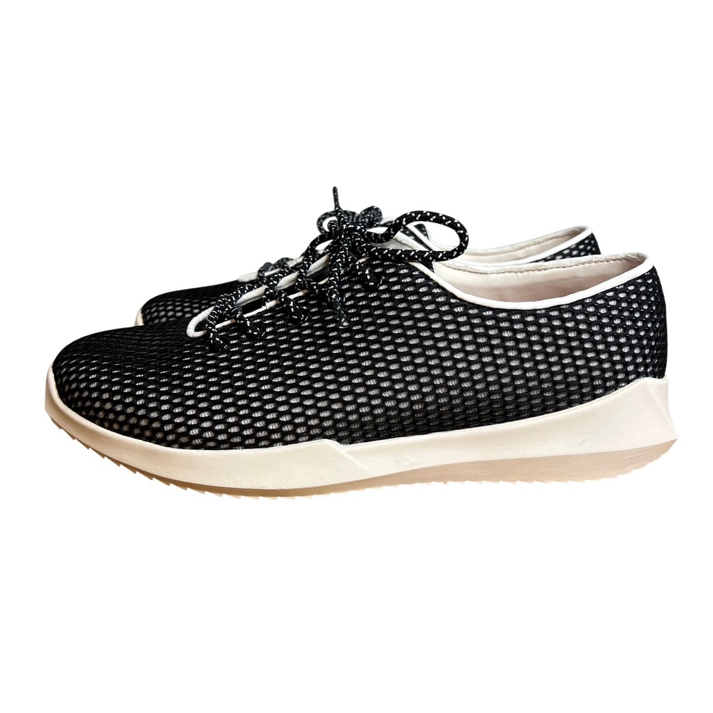 NWOT Men's Black and White Knit Sneakers